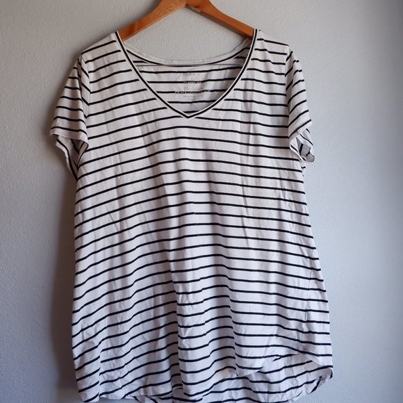 TORRID CLASSIC FIT V-NECK TEE - Picture 5 of 9